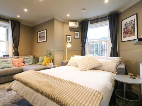 En eller flere senge i et værelse på 1A Coastguard Cottages