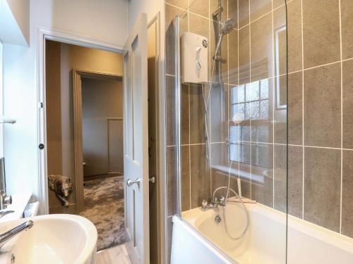 Et badeværelse på 1A Coastguard Cottages