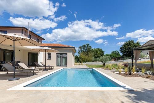 Villa Flores by Briskva