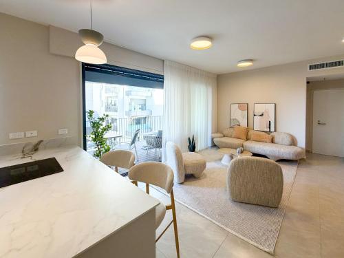 En eller flere senge i et værelse på MAMAD Brand New with Terrace next to Park by FeelHome