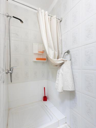 a bathroom with a shower with a shower curtain at Live La Jaca Rinconcito de Chicha in Arico
