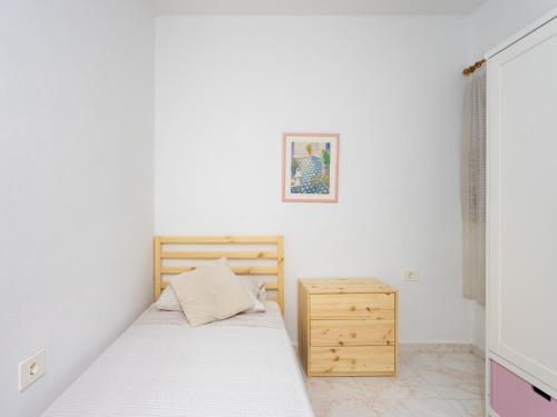 una piccola camera con letto e cassettiera in legno di Live La Jaca Rinconcito de Chicha a La Jaca