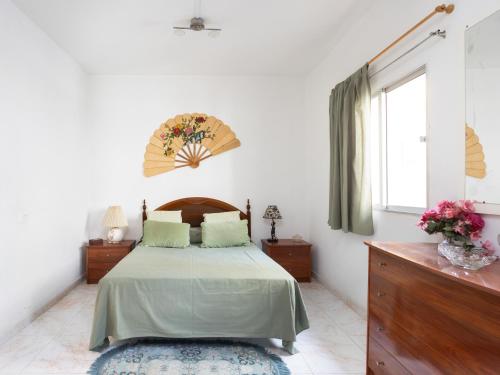 a bedroom with a bed and a window at Live La Jaca Rinconcito de Chicha in Arico