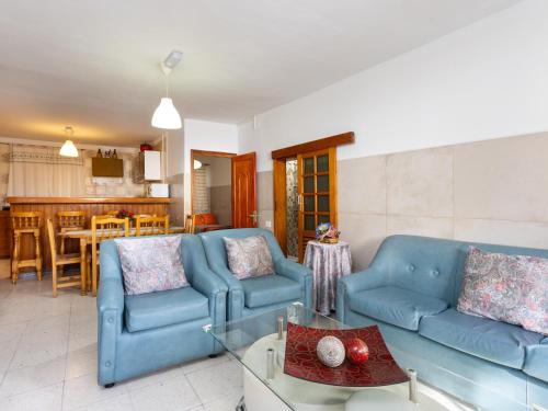 un soggiorno con due divani blu e un tavolo di Live La Jaca Rinconcito de Chicha a La Jaca