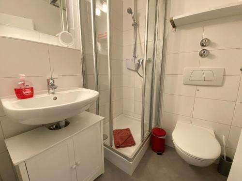 Phòng tắm tại Ferienwohnung ChiemseeBlick