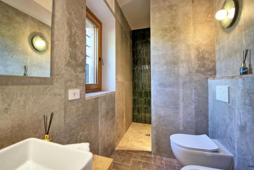 Et badeværelse på Villa Anna by PosarelliVillas