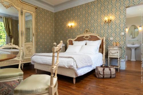 een slaapkamer met een bed en een spiegel bij Château de Luzières in Conty