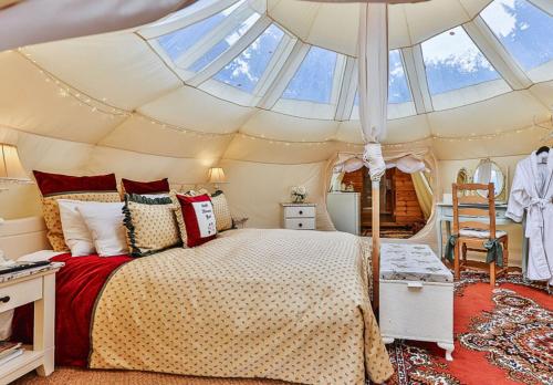 una camera da letto con un letto grande in una tenda di Apple Blossom a Alkborough