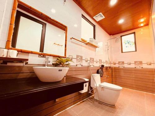 ein Badezimmer mit Waschbecken und Toilette in der Unterkunft Ninh Binh Royal Bungalow in Xuân Sơn