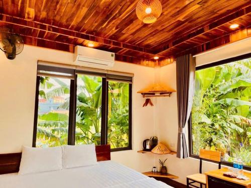 ein Schlafzimmer mit einem Bett und Meerblick in der Unterkunft Ninh Binh Royal Bungalow in Xuân Sơn
