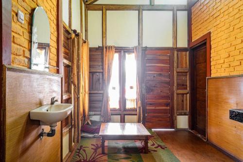 een badkamer met een wastafel en een raam bij RedDoorz near Kawah Putih Ciwidey in Bandung