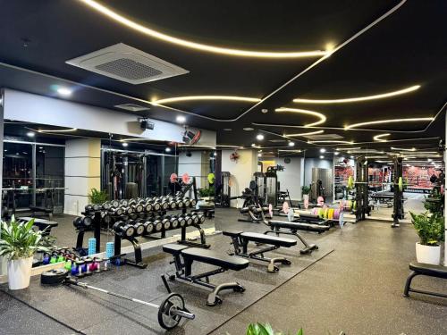 a gym with rows of benches and machines at Tom's House Apartment 1 in Thôn Văn Dương