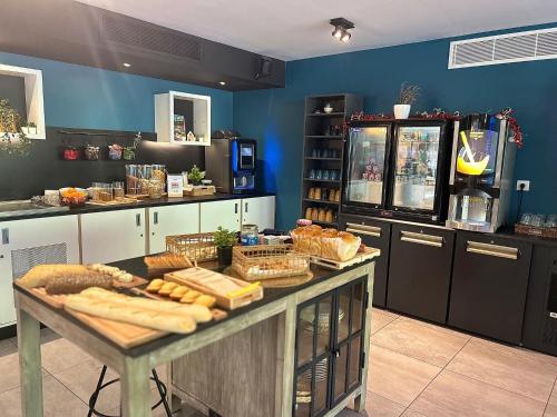 Kuchyň nebo kuchyňský kout v ubytování Kyriad Résidence Cabriès - Plan de Campagne