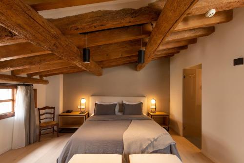 Кровать или кровати в номере Hotel Can Cirera