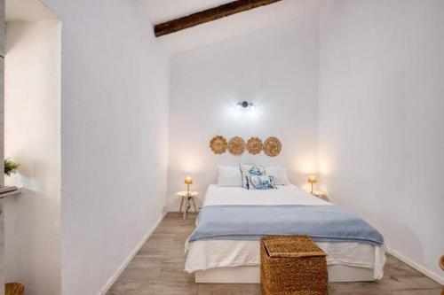 een witte slaapkamer met een bed en 2 lampen bij Azinheira Villa - Grândola in Azinheira dos Barros