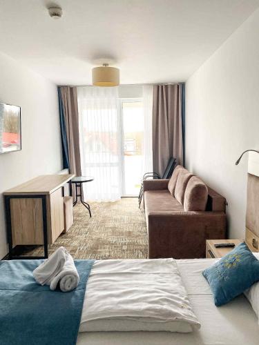 una camera d'albergo con un letto e un divano di Apartament 301 Casa Bahia a Grzybowo