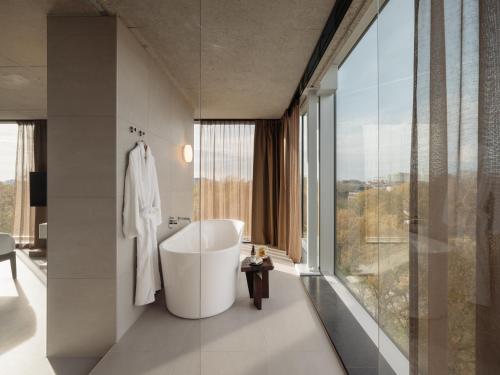 Un baño con bañera y una gran ventana. en Hotel V Oosterpark, en Ámsterdam