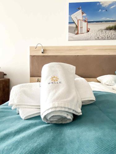 un mucchio di asciugamani seduti su un letto di Apartament 301 Casa Bahia a Grzybowo