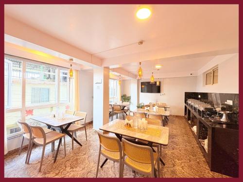 Televiisor ja/või meelelahutuskeskus majutusasutuses Best Hotel in Darjeeling Kanchanganjha View