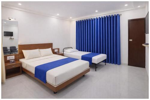 Postel nebo postele na pokoji v ubytování Hotel Nagendra Residency Near Jagannath Temple & Sea Beach - Fully Air conditioning- Free Wi-fi and Room Service- Best Premium Hotel In Puri