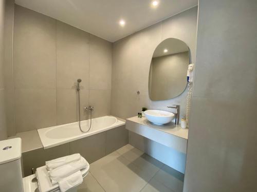 カト・ルートラキにあるLithosの洗面台、浴槽、トイレを備えたバスルーム