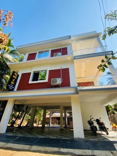 ein Gebäude mit zwei davor geparkt in der Unterkunft Shubharambha Luxury Resort in Nagaon