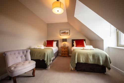 Postel nebo postele na pokoji v ubytování Dunvegan Castle The Farmhouse Cottage