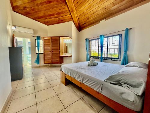 Llit o llits en una habitació de Buccoo Breeze Suites