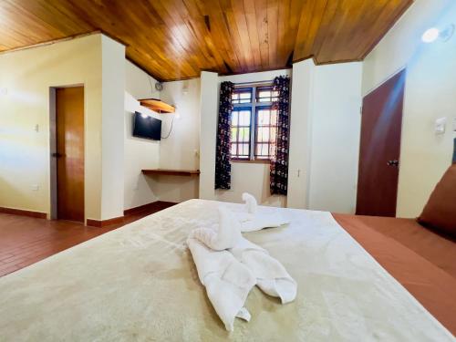 Llit o llits en una habitació de Buccoo Breeze Suites