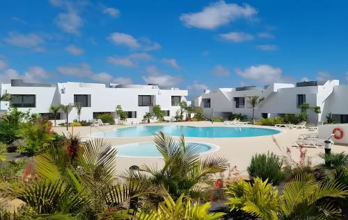 een afbeelding van een resort met een zwembad bij Casa Mila in Lajares