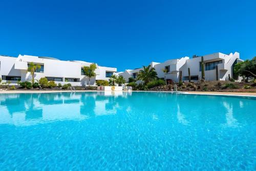 een zwembad voor een villa bij Casa Mila in Lajares