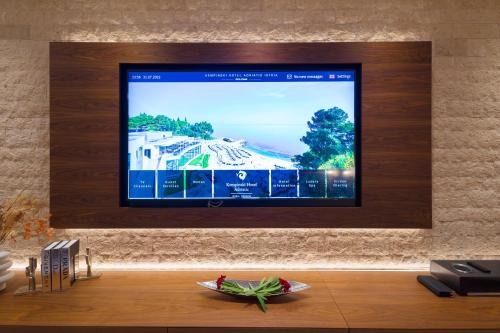 una TV a schermo piatto appesa a una parete di Lusso Mare Istria Luxury Beach villa a Savudrija