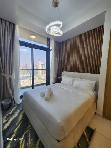 Giường trong phòng chung tại Majestic Canal View 2Bhk 6pax