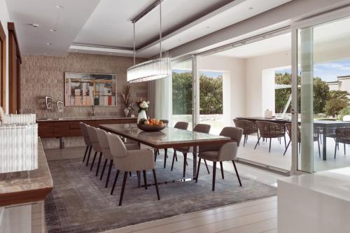 una cucina e una sala da pranzo con tavolo e sedie di Lusso Mare Istria Luxury Beach villa a Savudrija