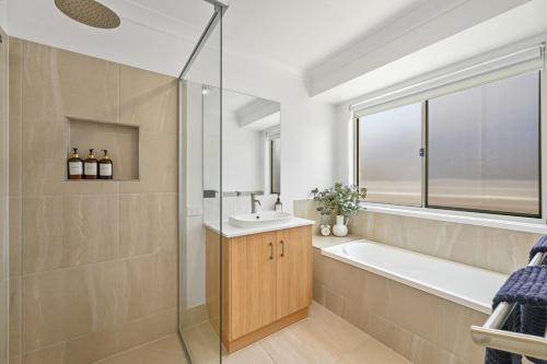 Et badeværelse på Two Queen BR - Modern & Moments from the city!