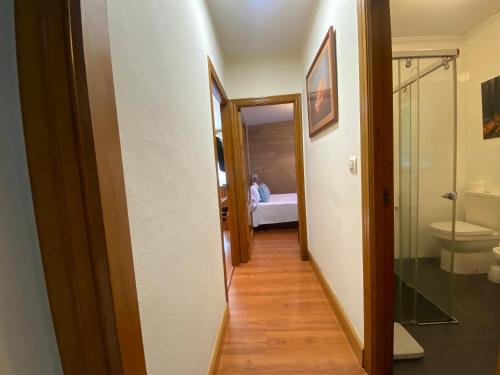 einen Flur, der zu einem Bad mit WC führt in der Unterkunft Casa Rosiña in Campo Lameiro