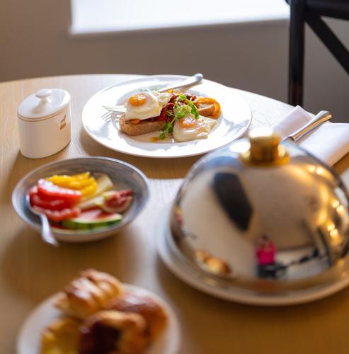 einen Tisch mit 2 Tellern Essen und einen Wasserkocher in der Unterkunft Bailiffgate Hotel in Alnwick