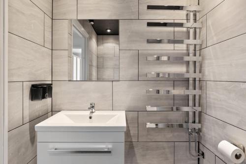 Et badeværelse på Charming 2-Bed House Purley Station