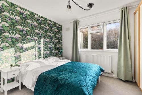 En eller flere senge i et værelse på Charming 2-Bed House Purley Station