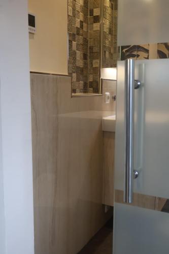 eine Küche mit einem Kühlschrank aus Edelstahl und einer Spüle in der Unterkunft Ferienhaus Kleiner Muck in Glückstadt