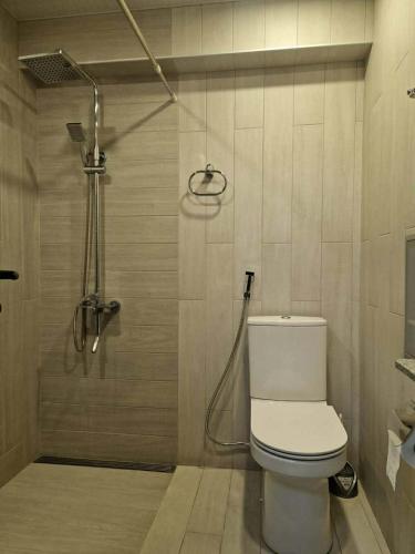 エレバンにあるApartmentのシャワーとトイレのある浴室