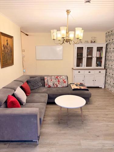 un soggiorno con un divano e un tavolo di Ferienwohnung Schöntal 1 a Ludwigswinkel