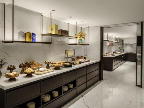武漢市にあるFairmont Wuhanの品揃え豊富なビュッフェ