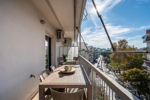 un balcone con tavolo e sedie e vista di Houseloft Bianca Vision a Salonicco