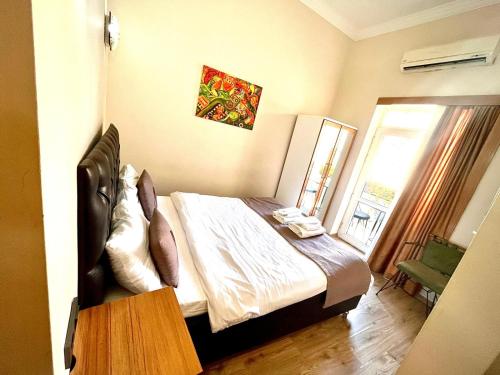 Postel nebo postele na pokoji v ubytování elegance famıly house