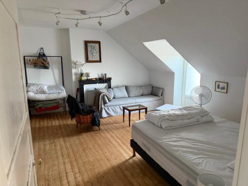 a living room with a bed and a couch at F2 vu sur l Allier pour 6 pers in Moulins