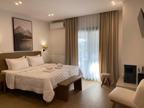 カト・ルートラキにあるLithosの大きなベッドと窓のあるホテルの部屋