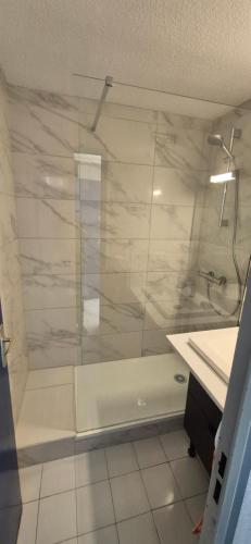 Et badeværelse på Amouvera C14, T2 vue mer, piscine, clim, parking