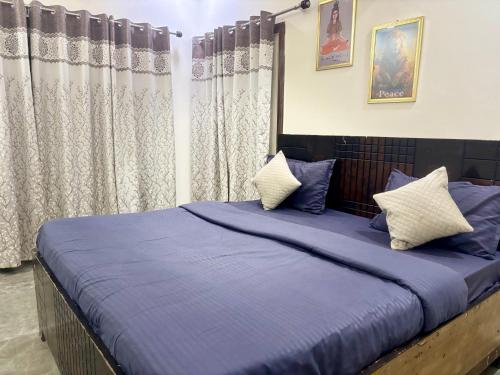 En eller flere senge i et værelse på 2BHK Farmhouse with Pool & Garden - Noida Best Farm BBQ, Bonfire, BYOB, Private Party, Music System, Pet Friendly