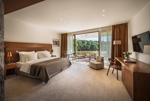 ein Hotelzimmer mit Bett und Balkon in der Unterkunft Boutique Hotel Alhambra in Mali Lošinj